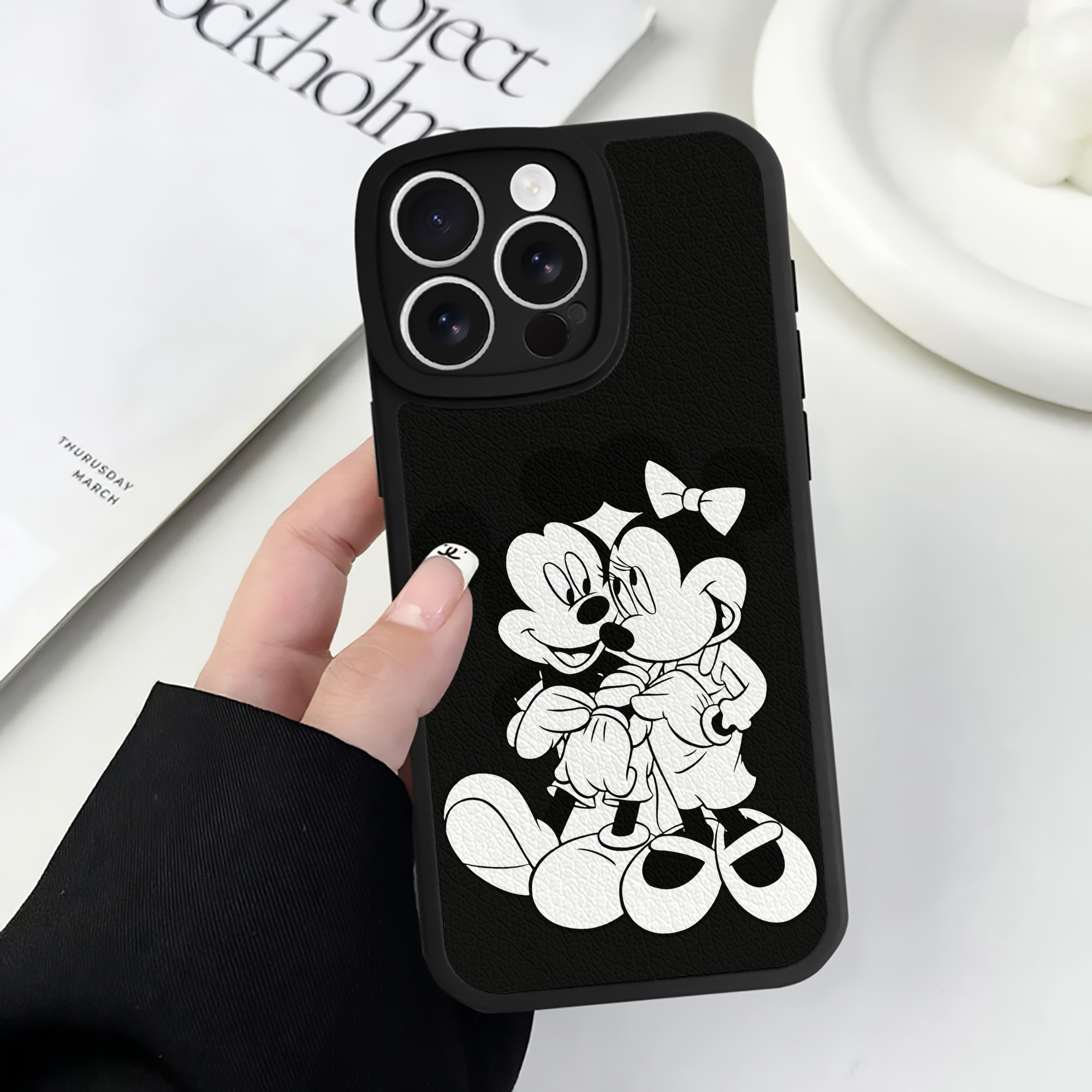 （画像用） ミッキーマウス Mickey Mouse 【iPhone 16シリーズ対応】シリコンスマホケース（レザー調） 材質：シリコン